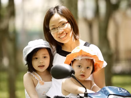 Nhà văn Phong Điệp và hai con gái tuổi bắt đầu đi học.