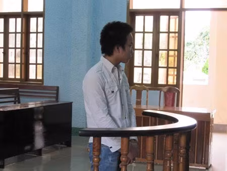 Bị cáo Phạm Hoàng Sơn thẫn thờ nghe tòa tuyên án.