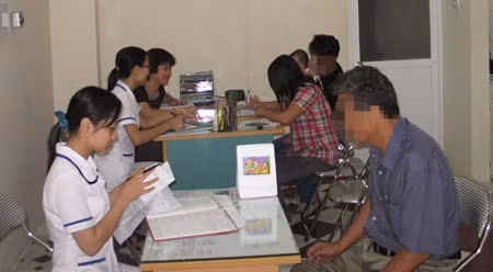 Một người đàn ông đến trung tâm đề nghị phân tích ADN.