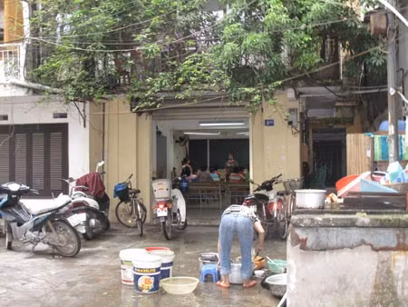 Với những khoảng sân thế này, giờ ra chơi, các em chỉ có thể đứng nhìn nhau.