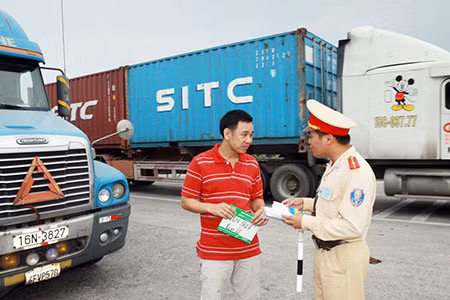 Lực lượng CSGT Hải Dương thường xuyên kiểm tra, xử lý nghiêm các vi phạm, ngăn ngừa tai nạn đau lòng do xe container gây ra.