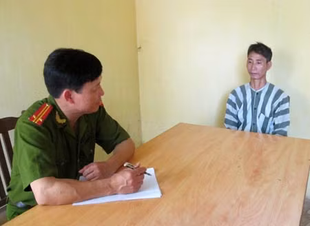 Trung tá Phan Minh Tuấn đang ghi lời khai của Lệ.