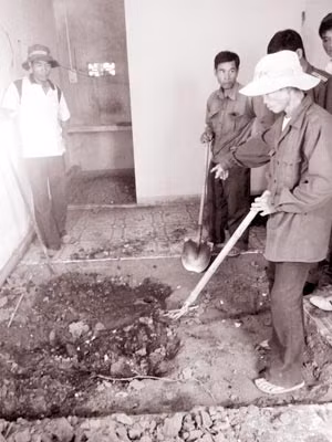 Hiện trường khai quật nơi đốt xác nạn nhân.