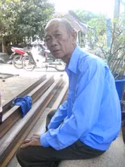 Bà Đừng (trái) và bà Dí luôn phải đón những vị khách hiếu kỳ ở khắp nơi đến hóng chuyện.