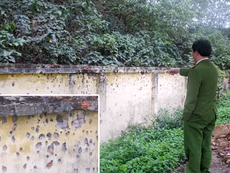 Những vết đạn găm trên tường khi thi hành án tử tù bằng bắn súng .