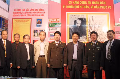 Trung tướng Bùi Văn Nam thăm gian trưng bày báo chí Công an nhân dân. Ảnh: PV