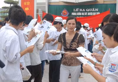 Tuyên truyền tác hại của ma túy tới các em học sinh.