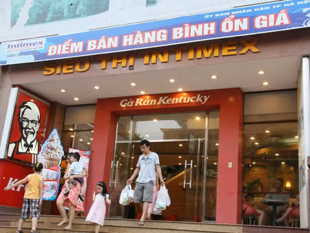 Hàng bình ổn giá không chỉ trong siêu thị mà vào từng bếp ăn tập thể.