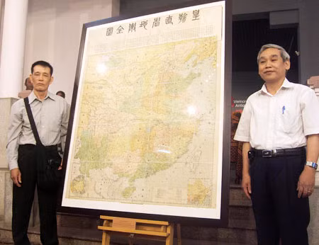 Theo tấm bản đồ “Hoàng triều trực tỉnh địa dư toàn đồ” do Trung Quốc xuất bản năm 1904, địa giới cực Nam Trung Quốc chỉ đến đảo Hải Nam.