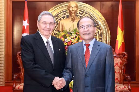 Chủ tịch Quốc hội Nguyễn Sinh Hùng và đồng chí Đại tướng Raul Castro Ruz. Ảnh: TTXVN.