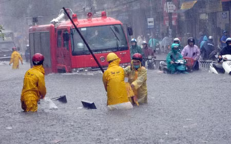 Hệ thống thoát nước Hà Nội “bất lực” trước những trận mưa cường độ lớn.