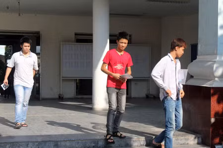 Đề Toán khối D dễ, nhiều thí sinh ra khỏi phòng thi sau 2/3 thời gian. Ảnh: Q.V.