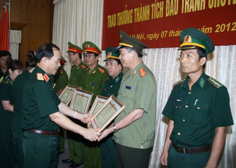 Trung tướng Mai Quang Phấn, Ủy viên TW Đảng, Phó Chủ nhiệm Tổng cục Chính trị trao thưởng cho các đơn vị.