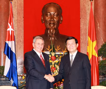 Chủ tịch nước Trương Tấn Sang hội kiến đồng chí Đại tướng Raul Castro Ruz. Ảnh: TTXVN.