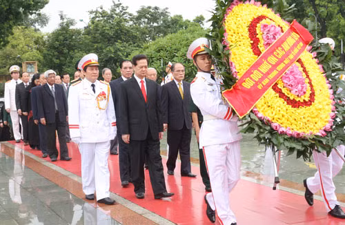 Đoàn đại biểu Ban Chấp hành Trung ương Đảng, Chủ tịch nước, Quốc hội, Chính phủ, Ủy ban Trung ương MTTQ Việt Nam đặt vòng hoa, dâng hương tưởng niệm các Anh hùng, liệt sỹ. Ảnh: Việt Hưng.