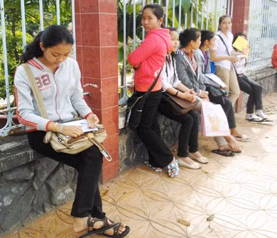 Thí sinh xem lại thông tin trên giấy báo dự thi.