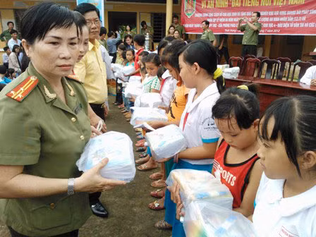 Thượng tá Nguyễn Thị Sơn Hiệp trao quà cho các em học sinh nhà nghèo vượt khó.