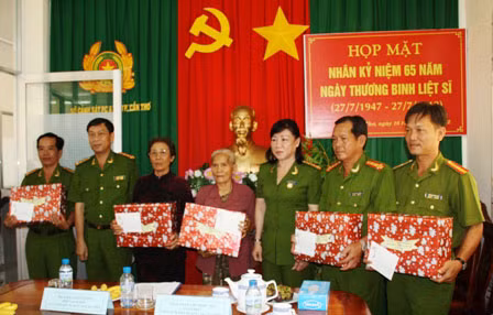 Ban Giám đốc Sở Cảnh sát PCCC TP Cần Thơ trao quà cho các gia đình chính sách, thân nhân gia đình liệt sỹ.