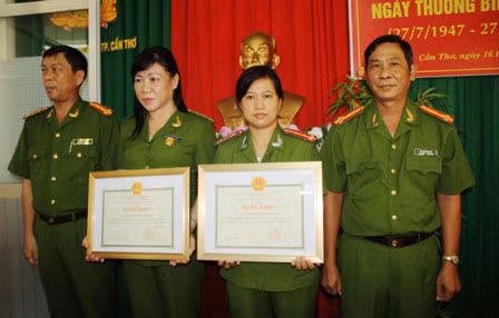 Thay mặt Chủ tịch UBND TP Cần Thơ, Ban Giám đốc Sở Cảnh sát PCCC TP Cần Thơ trao Bằng khen cho Đại tá Trần Thị Ngọc Đẹp và Đại úy Võ Thị Bích Phượng.