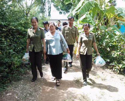 Các cán bộ, chiến sĩ Công an TP Cần Thơ đến trao quà cho từng hộ nghèo ở ấp 1, xã Thới Hưng.