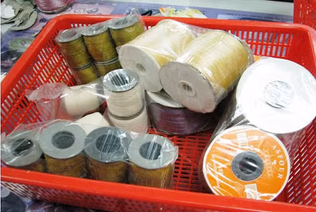Ma túy tổng hợp được hai đối tượng giấu trong chỉ cuộn.