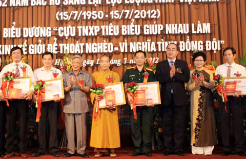 Nguyên Tổng Bí thư Lê Khả Phiêu, Phó Thủ tướng Nguyễn Thiện Nhân trao thưởng cho các tập thể và cá nhân tại Hội nghị.