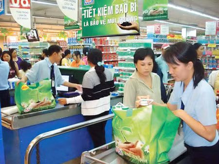 Chính sách thuế bảo vệ môi trường đối với túi ni lông đã góp phần thay đổi việc sử dụng túi của người tiêu dùng. Nhiều siêu thị cũng đã chuyển sang sử dụng túi dùng nhiều lần. Ảnh minh họa.