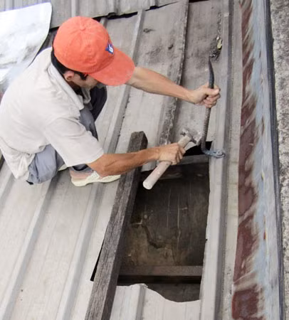 Mái tôn của công ty bị khoét một lỗ lớn.