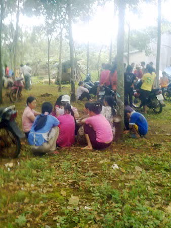 Nhiều người dân địa phương ngồi bàn tán việc phát hiện thi thể người đàn ông vào chiều 7/7.