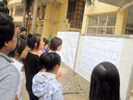 Hầu hết thí sinh có mặt từ sớm để tham quan trường thi, xem sơ đồ phòng thi.
