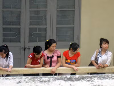 Tranh thủ trao đổi thông tin với bạn bè.