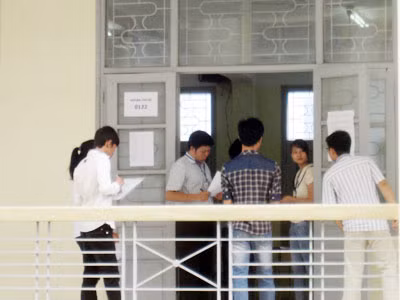 Đúng 8h, các sĩ tử được gọi vào phòng làm thủ tục.