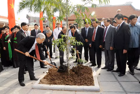 Lãnh đạo Đảng, Nhà nước trồng cây tại Khu tưởng niệm cố Tổng Bí thư Nguyễn Văn Cừ (Từ Sơn - Bắc Ninh).