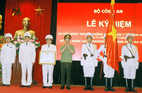 Thượng tướng Đặng Văn Hiếu, Ủy viên TƯ Đảng, Thứ trưởng Thường trực Bộ Công an trao Huân chương Quân công hạng Ba cho Cục Y tế.