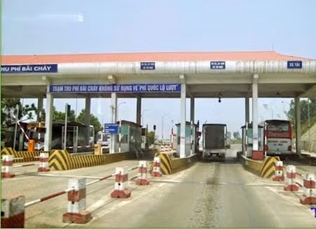 Trạm thu phí Bãi Cháy (ảnh) chỉ cách Trạm thu phí dự kiến Đại Yên hơn 10 cây số.