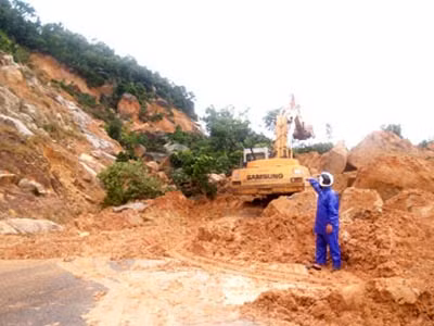 Khối đất đá tràn xuống lấp mặt đường, lan ra mép biển.