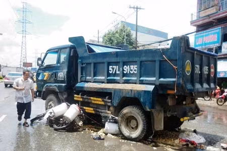 Chiếc xe ben gây tai nạn tại hiện trường.
