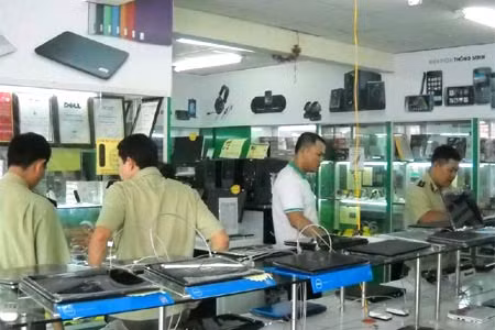 Lực lượng chức năng kiểm tra việc sử dụng phần mềm bất hợp pháp tại cửa hàng số 105 Thoại Ngọc Hầu, phường Hòa Thạnh, quận Tân Phú, TP HCM thuộc hệ thống của Bách Khoa.