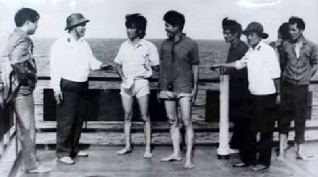 Tư lệnh, Đô đốc Hải quân Giáp Văn Cương với cán bộ, chiến sĩ nhà giàn Ba Kè ngày mới thành lập.