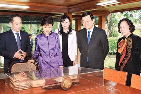 Chủ tịch nước Trương Tấn Sang cùng Tổng thống Hàn Quốc Park Geun Hye thăm nơi ở và làm việc của Chủ tịch Hồ Chí Minh. Ảnh: TTXVN.