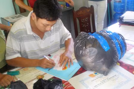 Đội QLTT số 1 thuộc Chi cục đã tiến hành mở niêm phong 35 áo ngực không rõ nguồn gốc xuất xứ và nghi chứa “chất lạ” đã thu giữ trước đó tại shop Diễm - Trung tâm thương mại Tam Kỳ (ảnh chụp sáng 30/10). QLTT TP Đà Nẵng phát hiện và thu giữ hàng trăm mẫu áo nịt ngực nghi có chứa chất lạ vào ngày 29/10. Áo nịt ngực mà chị T. mua ngày 29/ 10 ở chợ Đông Ba có chứa 2 túi dung dịch, mỗi bên có 3 viên “thuốc lạ”. Trước sự hoang mang của người tiêu dùng, đặc biệt là chị em phụ nữ,lực lượng bảo vệ và QLTT tăng cường kiểm tra áo nịt ngực tại các khu chợ, trung tâm mua sắm thuộc các tỉnh Miền Trung.