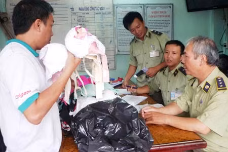 Đội QLTT số 1 thuộc Chi cục đã tiến hành mở niêm phong 35 áo ngực không rõ nguồn gốc xuất xứ và nghi chứa “chất lạ” đã thu giữ trước đó tại shop Diễm - Trung tâm thương mại Tam Kỳ (ảnh chụp sáng 30/10). QLTT TP Đà Nẵng phát hiện và thu giữ hàng trăm mẫu áo nịt ngực nghi có chứa chất lạ vào ngày 29/10. Áo nịt ngực mà chị T. mua ngày 29/ 10 ở chợ Đông Ba có chứa 2 túi dung dịch, mỗi bên có 3 viên “thuốc lạ”. Trước sự hoang mang của người tiêu dùng, đặc biệt là chị em phụ nữ,lực lượng bảo vệ và QLTT tăng cường kiểm tra áo nịt ngực tại các khu chợ, trung tâm mua sắm thuộc các tỉnh Miền Trung.