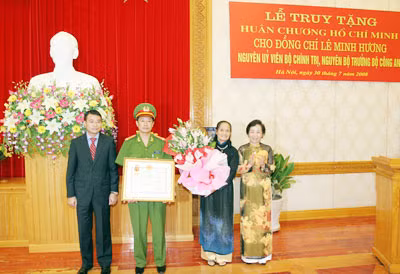 Phó Chủ tịch nước Nguyễn Thị Doan trao Bằng Huân chương Hồ Chí Minh cho đại diện gia đình cố Bộ trưởng Lê Minh Hương. Ảnh: Trang Dũng.