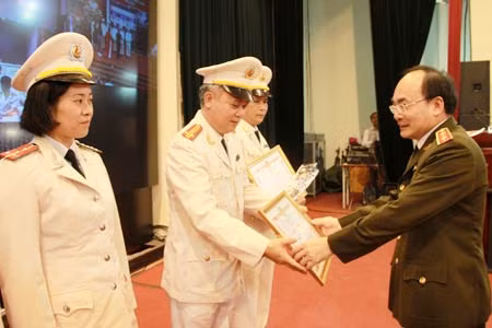 Trung tướng Bùi Quang Bền, Ủy viên TW Đảng, Thứ trưởng Bộ Công an trao Bằng khen tặng các giáo viên, giảng viên dạy giỏi.