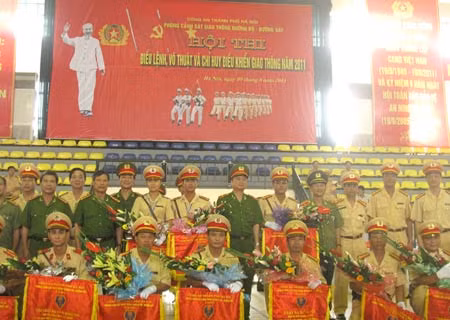 Ban tổ chức và các đội thi chụp ảnh lưu niệm. Thiếu tướng Trần Long Xuyên trao hoa và cờ lưu niệm cho các đơn vị xuất sắc.