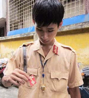 Thượng úy Nguyễn Hồng Quân bị đối tượng lăng mạ, nhổ nước bọt và hành hung.