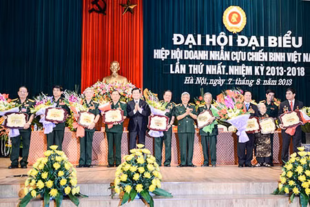 Chủ tịch nước Trương Tấn Sang, nguyên Tổng Bí thư Lê Khả Phiêu tặng hoa và Kỷ niệm chương tôn vinh Mẹ VNAH và các Anh hùng LLVTND, Anh hùng Lao động thời kỳ đổi mới. Ảnh: Thu Uyên.