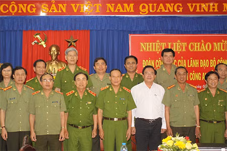 Thượng tướng Lê Quý Vương, Ủy viên Trung ương Đảng, Thứ trưởng Bộ Công an và các đại biểu tham dự buổi làm việc tại Bình Dương.