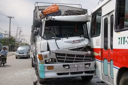Hiện trường vụ xe tải tông hai xe khách.