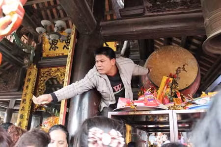 Chen chúc đi xin lộc Bà Chúa Kho đầu năm mới. Sân dưới đã chật kín đồ lễ. Mua một vị trí đặt mâm lễ phải mất 30 nghìn. Cành vàng lá ngọc với giá 10 nghìn/cành. Một em bé được bố cho lên cổ đi lễ đền. Tại các nhà gửi xe đều có cảnh báo “không nhờ khấn thuê lễ mướn”. Dọc hai bên đường lên đền, các cửa hàng viết sớ, sắp đồ lễ, khấn thuê mọc như nấm. Lối lên đền “cái bang” ngồi la liệt hành nghề.